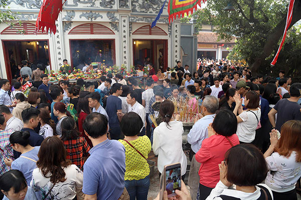 Vàng mã nghi ngút, tiền lẻ rải khắp phủ Tây Hồ rằm tháng Giêng