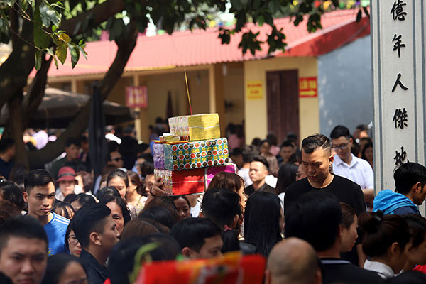 Vàng mã nghi ngút, tiền lẻ rải khắp phủ Tây Hồ rằm tháng Giêng