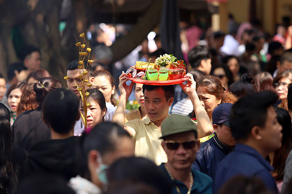 Vàng mã nghi ngút, tiền lẻ rải khắp phủ Tây Hồ rằm tháng Giêng