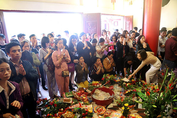 Vàng mã nghi ngút, tiền lẻ rải khắp phủ Tây Hồ rằm tháng Giêng