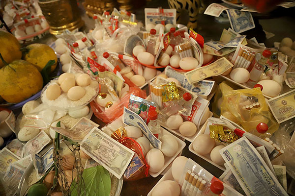 Vàng mã nghi ngút, tiền lẻ rải khắp phủ Tây Hồ rằm tháng Giêng