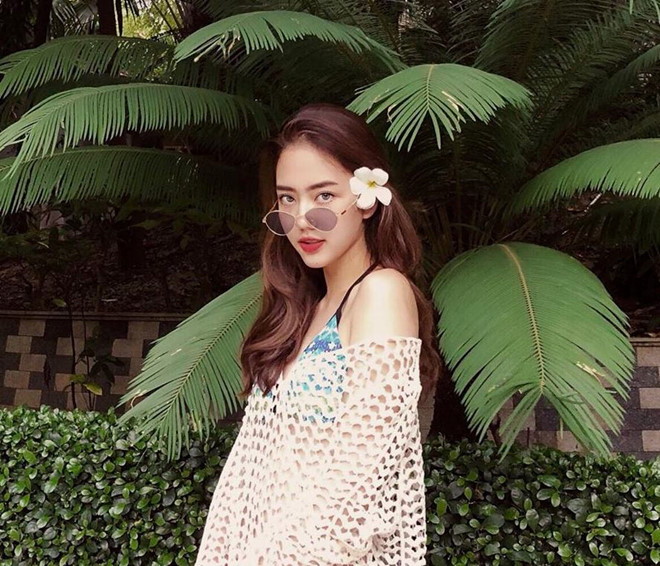 Nữ tiếp viên hàng không xinh đẹp múa trên máy bay là ai?