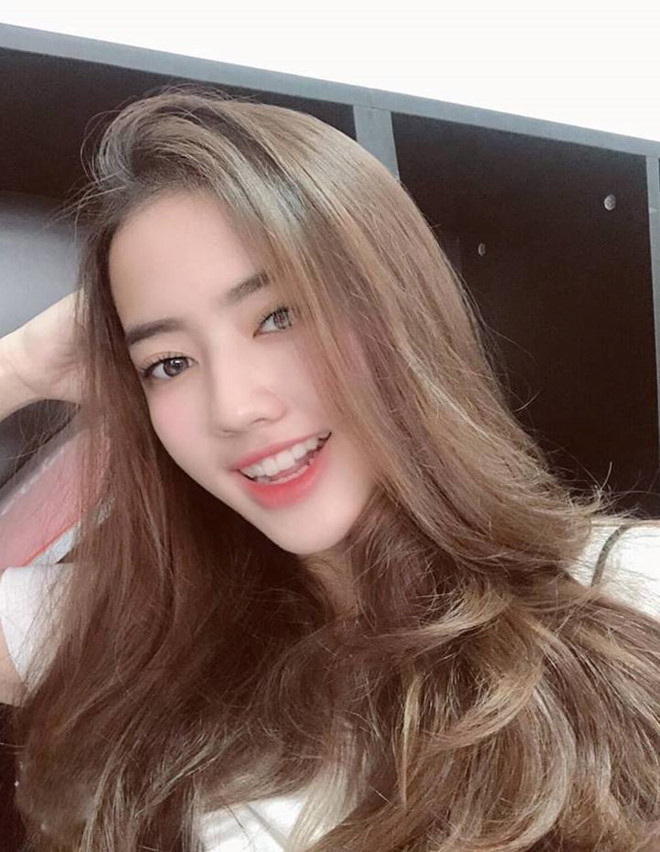 Nữ tiếp viên hàng không xinh đẹp múa trên máy bay là ai?