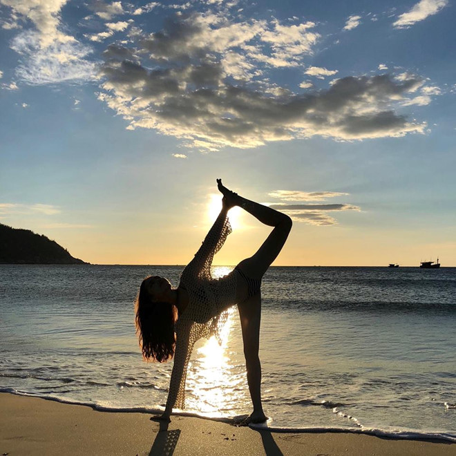 Nữ tiếp viên hàng không xinh đẹp múa trên máy bay là ai?