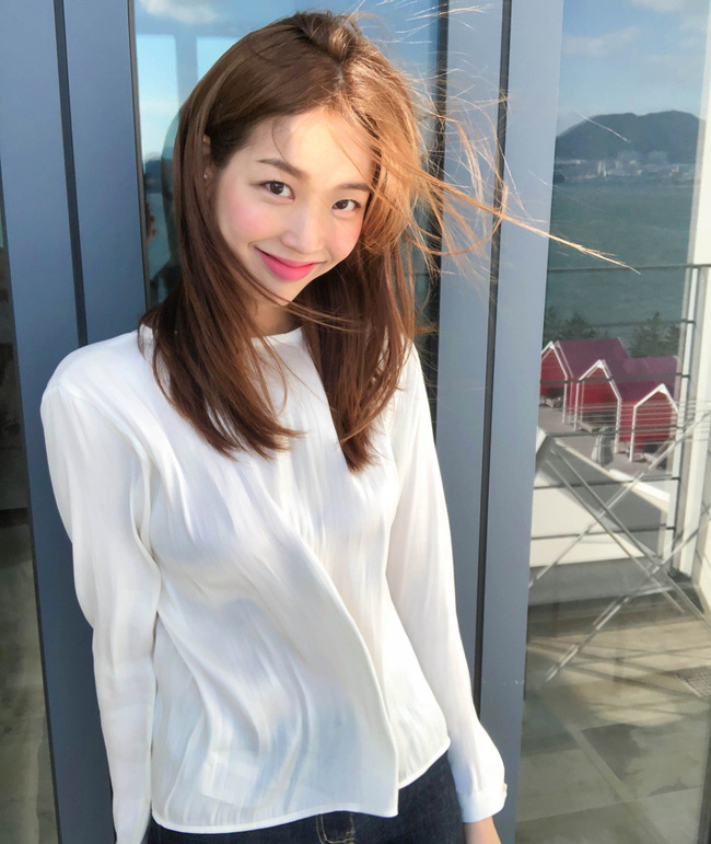 Nếu sở hữu mái tóc mỏng dính, chỉ chực chờ gãy rụng thì 4 tips sau đây chính là cứu tinh đích thực cho các nàng