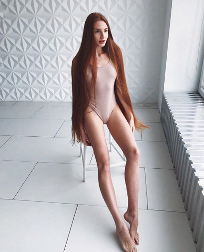 2 cô gái đẹp châu Âu có mái tóc thác nước khiến người gặp, người yêu