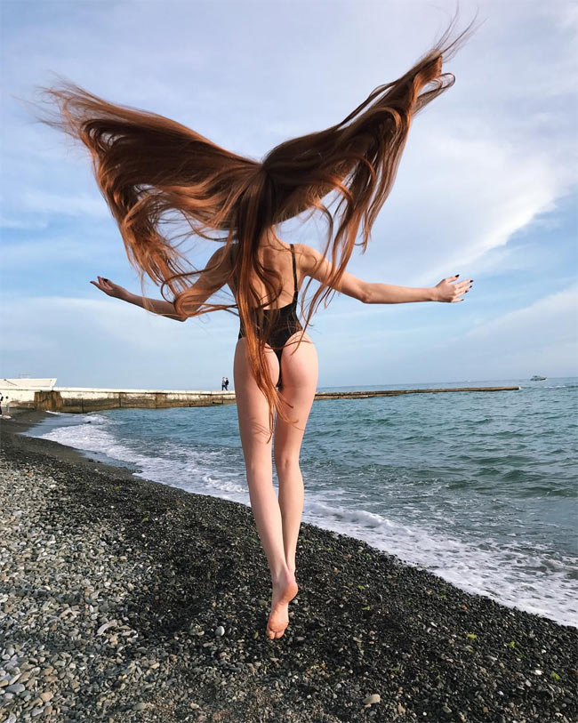 2 cô gái đẹp châu Âu có mái tóc thác nước khiến người gặp, người yêu