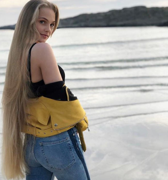 2 cô gái đẹp châu Âu có mái tóc thác nước khiến người gặp, người yêu