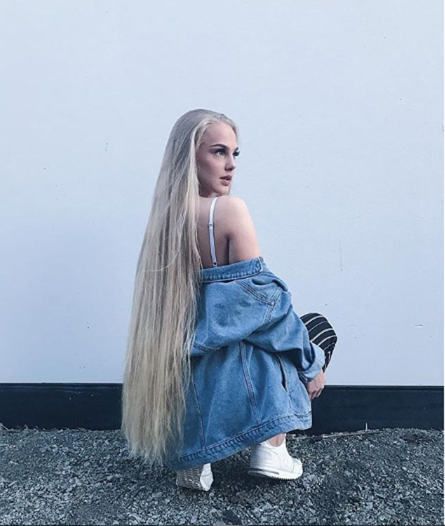 2 cô gái đẹp châu Âu có mái tóc thác nước khiến người gặp, người yêu