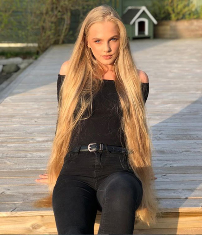 2 cô gái đẹp châu Âu có mái tóc thác nước khiến người gặp, người yêu