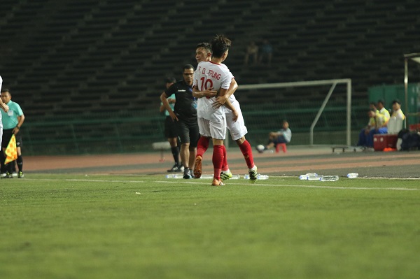 U22 Việt Nam 4-0 U22 Timor Leste: Danh Trung tiếp tục tỏa sáng giúp VN có mặt tại bán kết sớm 1 lượt trận