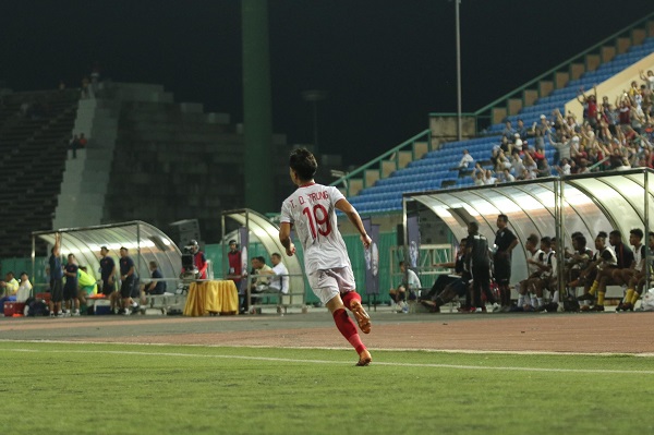 U22 Việt Nam 4-0 U22 Timor Leste: Danh Trung tiếp tục tỏa sáng giúp VN có mặt tại bán kết sớm 1 lượt trận