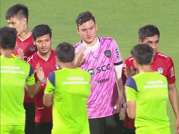 Đặng Văn Lâm mắc sai lầm tai hại trong ngày ra mắt Muangthong United