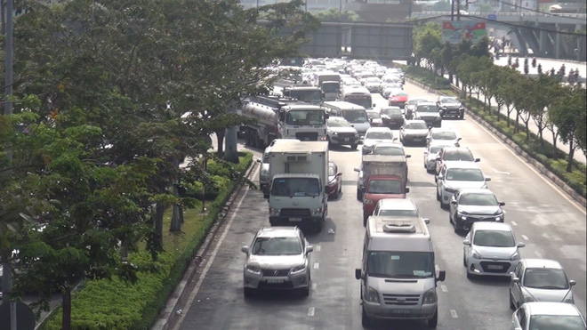 Di chuyển đoạn đường 1km mất hơn 30 phút ở Sài Gòn