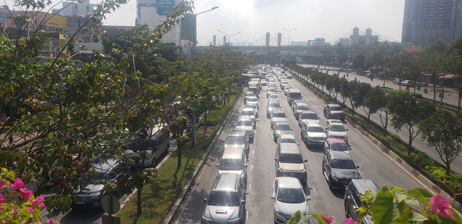 Di chuyển đoạn đường 1km mất hơn 30 phút ở Sài Gòn