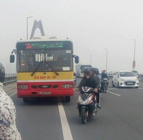 Hà Nội: Va chạm với xe buýt, người đàn ông đi xe máy bị cán qua tử vong tại chỗ