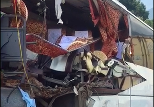 Xe khách chở du khách Hàn Quốc lấn đường, gây tai nạn