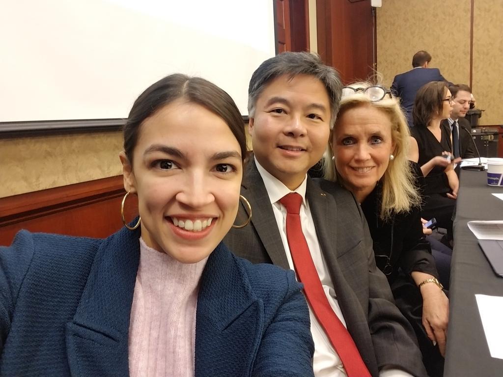 Xuất hiện đối thủ đáng gờm của ông Trump trên mạng xã hội