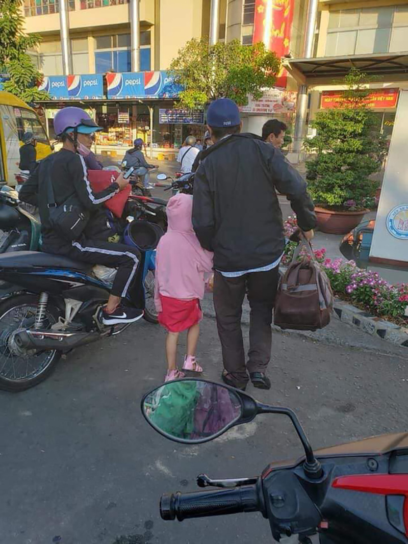 Chuyện ông bố đơn thân bị lừa mất tiền chữa bệnh cho con gái, phải nhặt ve chai đổi vé xe về quê gây xúc động