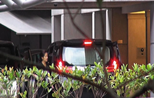 Triệu Vy lại khiến fan hâm mộ lo lắng khi lộ dấu hiệu đã ly thân, chỉ một mình cô đơn uống rượu ngày lễ quan trọng