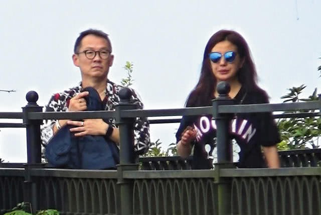 Triệu Vy lại khiến fan hâm mộ lo lắng khi lộ dấu hiệu đã ly thân, chỉ một mình cô đơn uống rượu ngày lễ quan trọng