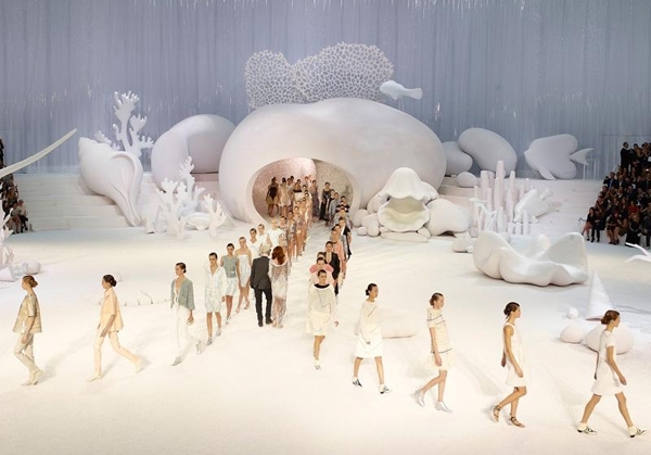 Nhìn lại những sàn runway ấn tượng, độc đáo bậc nhất của huyền thoại Karl Lagerfeld