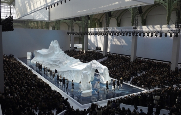 Nhìn lại những sàn runway ấn tượng, độc đáo bậc nhất của huyền thoại Karl Lagerfeld