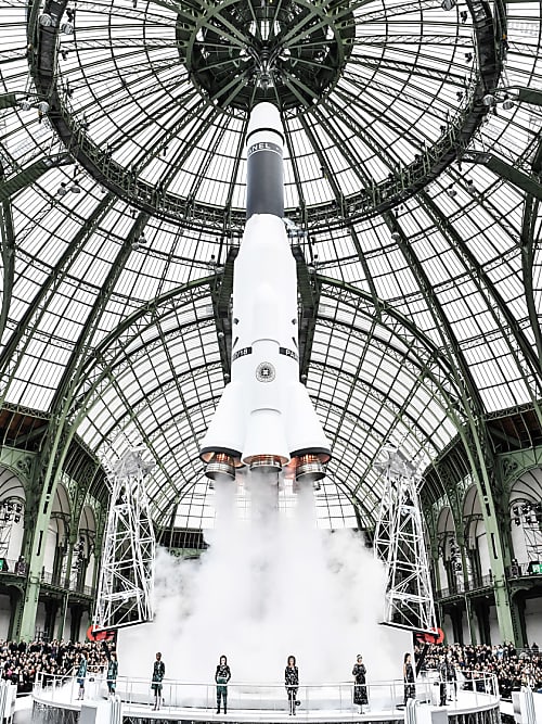 Nhìn lại những sàn runway ấn tượng, độc đáo bậc nhất của huyền thoại Karl Lagerfeld