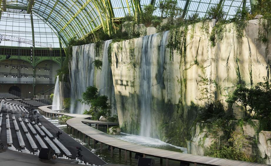 Nhìn lại những sàn runway ấn tượng, độc đáo bậc nhất của huyền thoại Karl Lagerfeld