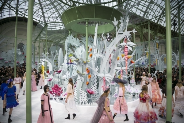 Nhìn lại những sàn runway ấn tượng, độc đáo bậc nhất của huyền thoại Karl Lagerfeld