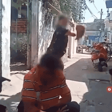 Clip: Thấy chồng ngồi lì đánh bạc ngoài ngõ, vợ nổi cơn tam bành cầm chổi đánh tới tấp, xách cổ áo lôi thẳng về nhà