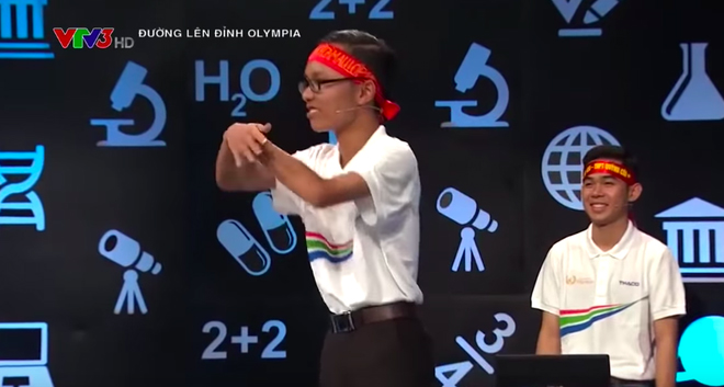 Nam sinh múa quạt gây sốt tại Đường lên đỉnh Olympia nói gì khi bị ném đá học nhiều quá nên không bình thường?