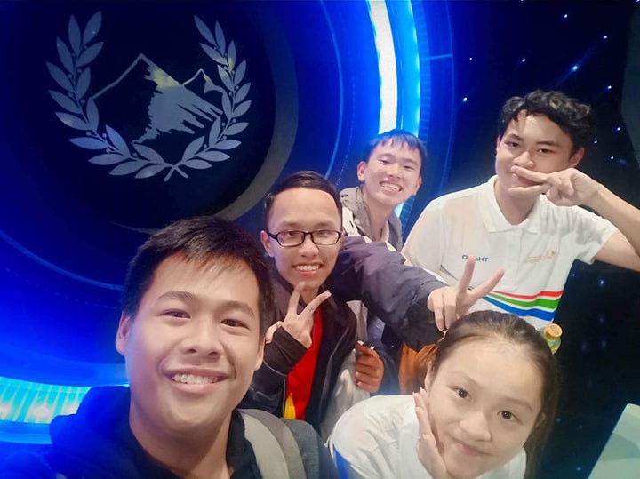 Nam sinh múa quạt gây sốt tại Đường lên đỉnh Olympia nói gì khi bị ném đá học nhiều quá nên không bình thường?