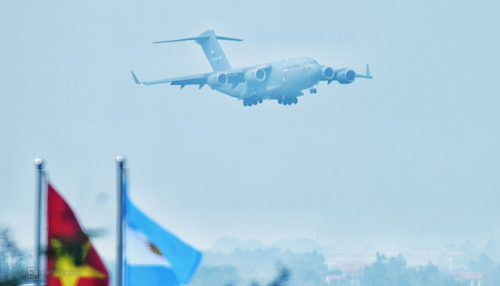 Ngựa thồ chở trực thăng của Tổng thống Mỹ đáp xuống Nội Bài