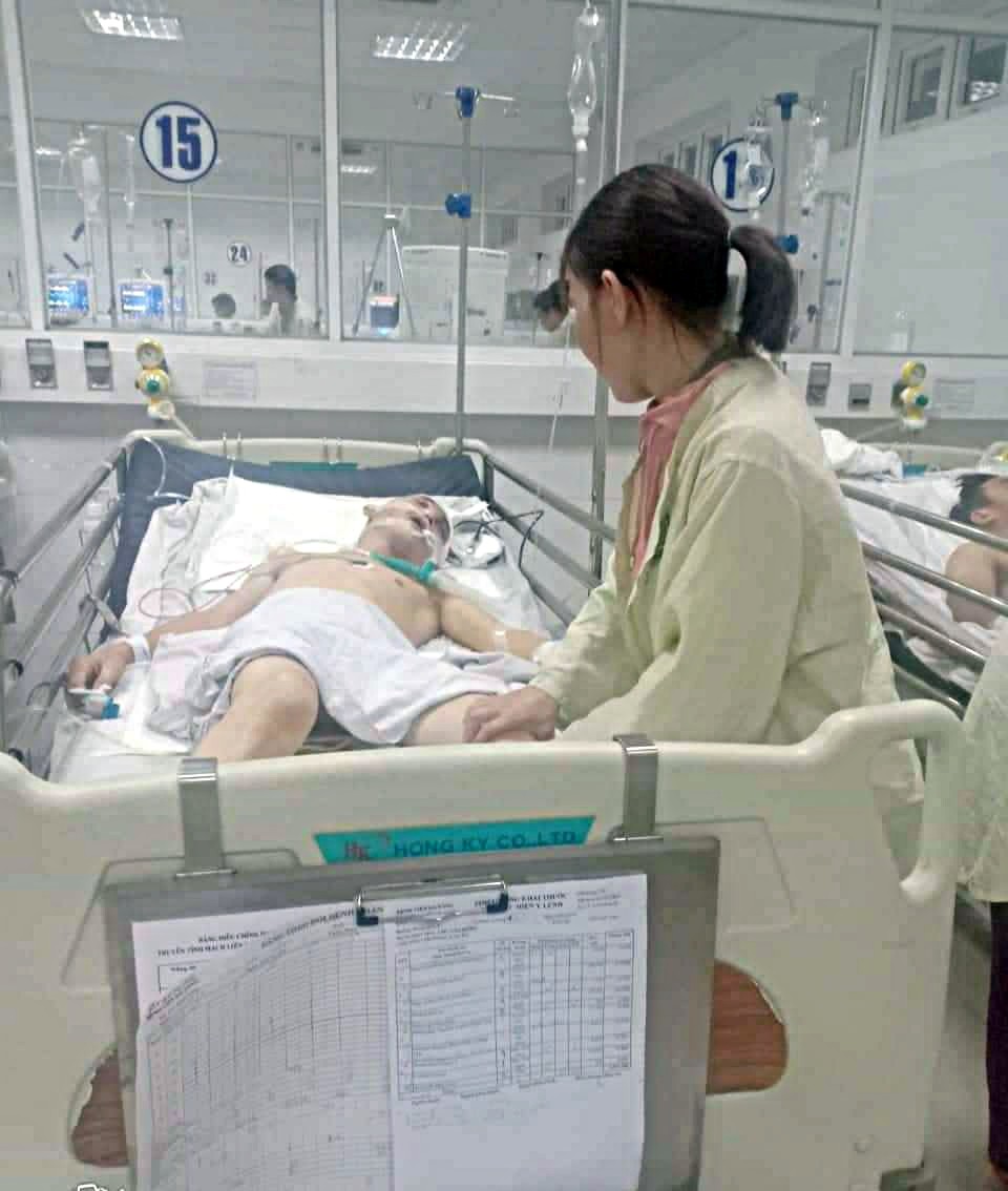 Hỗn chiến sau bữa nhậu tiễn bạn đi bộ đội, nam thanh niên bị chém nhầm, nguy kịch