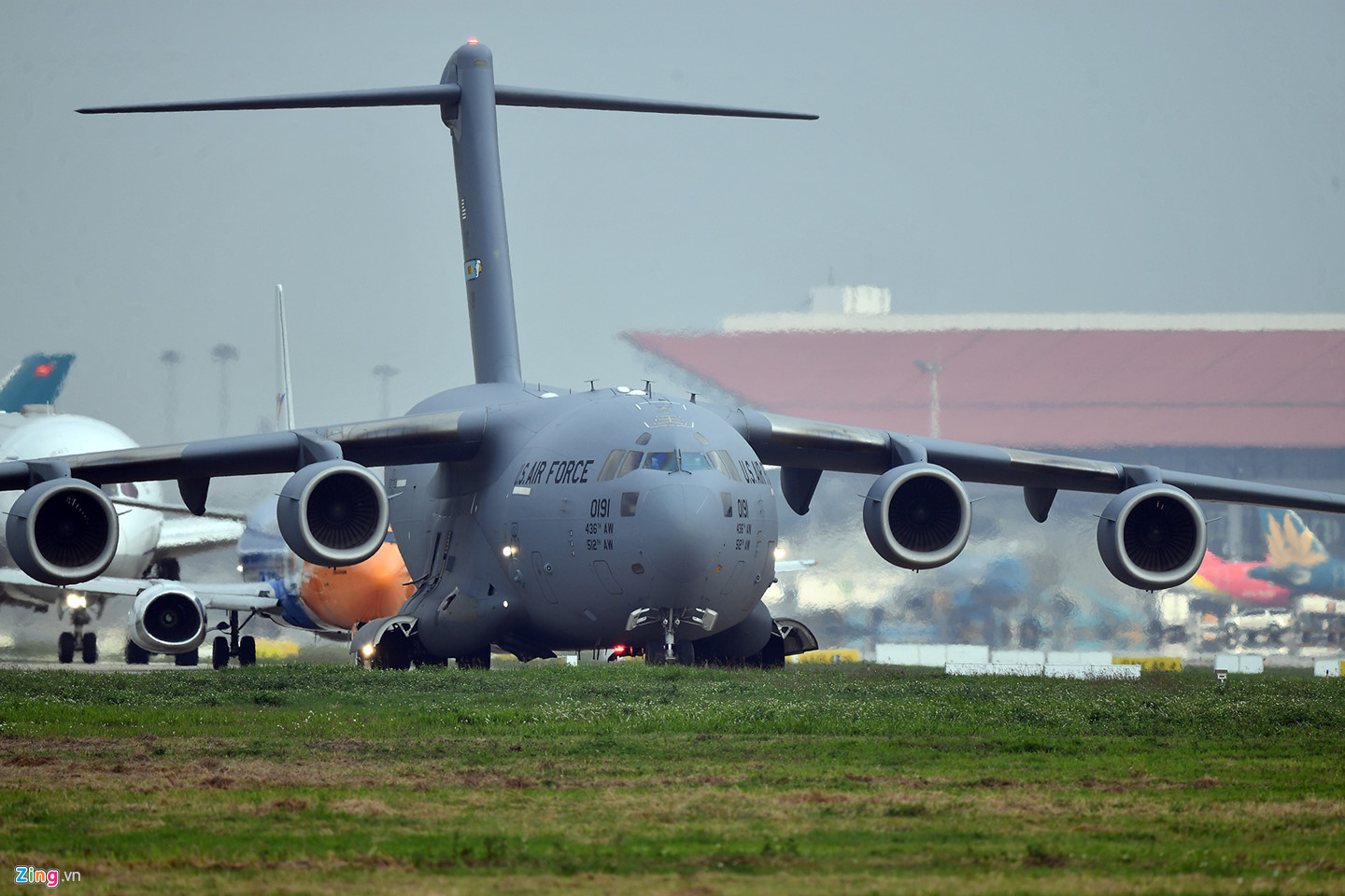 Ngựa thồ C-17 của Mỹ xếp hàng chờ cất cánh tại Nội Bài