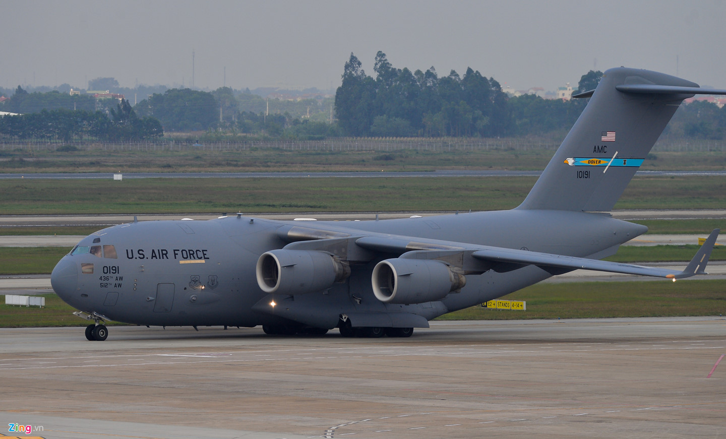 Ngựa thồ C-17 của Mỹ xếp hàng chờ cất cánh tại Nội Bài