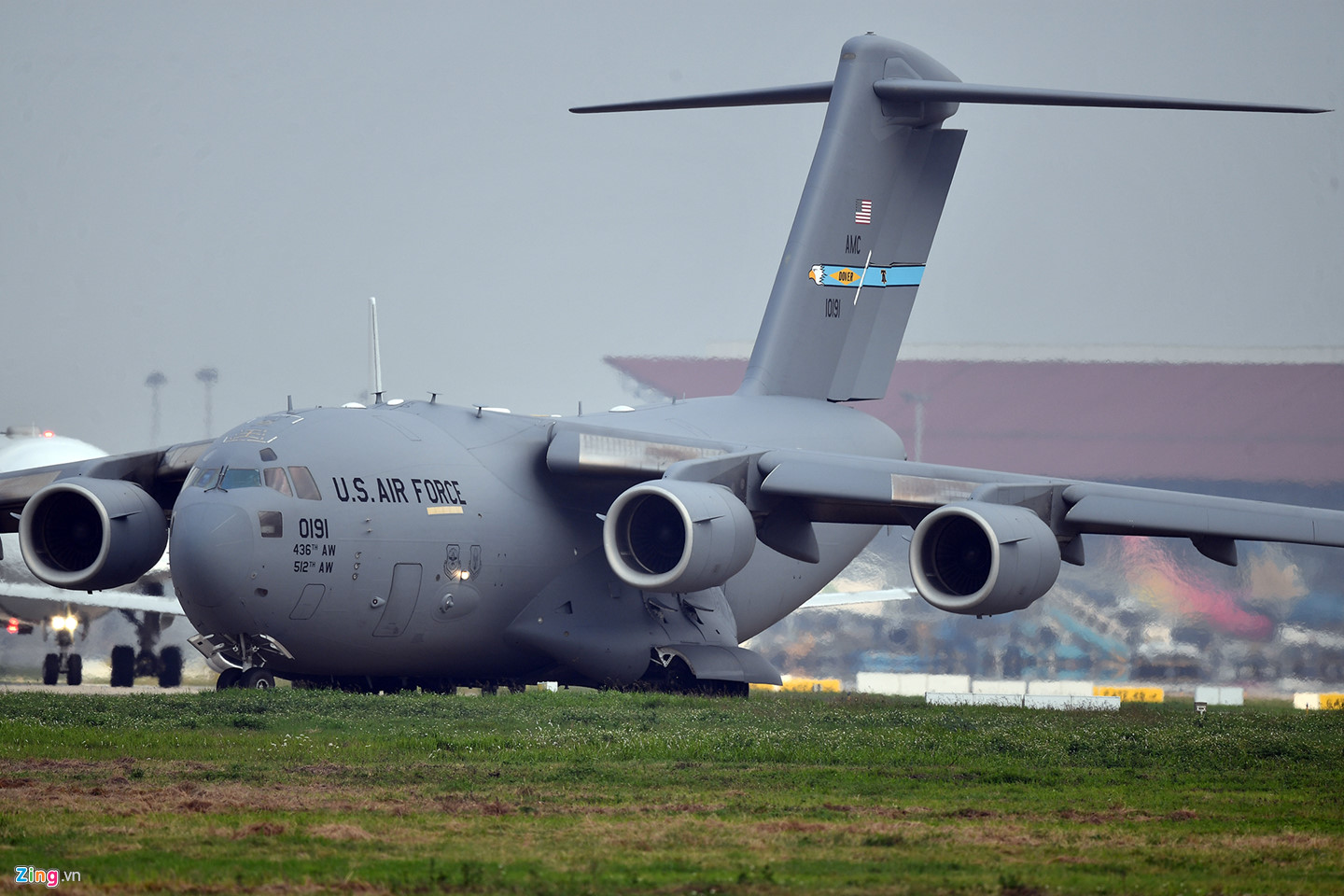 Ngựa thồ C-17 của Mỹ xếp hàng chờ cất cánh tại Nội Bài