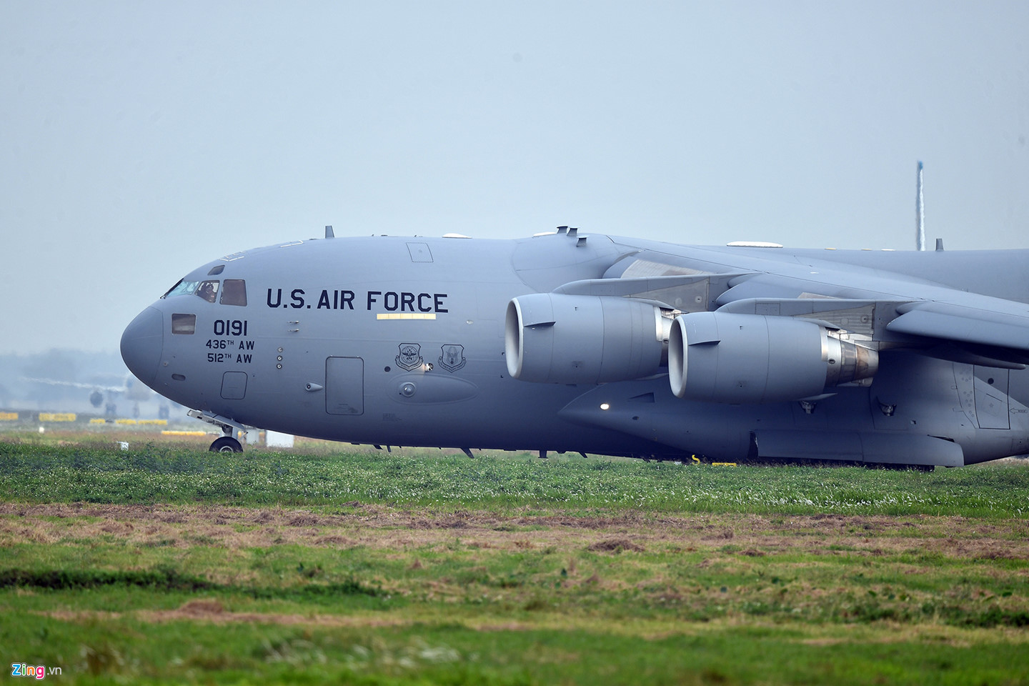 Ngựa thồ C-17 của Mỹ xếp hàng chờ cất cánh tại Nội Bài