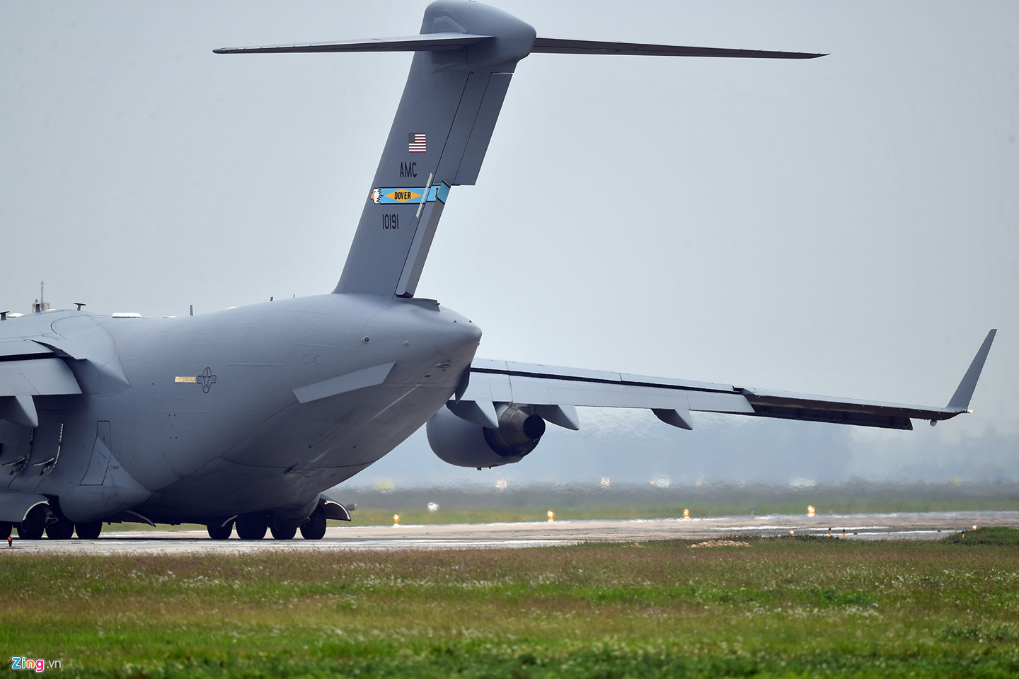 Ngựa thồ C-17 của Mỹ xếp hàng chờ cất cánh tại Nội Bài