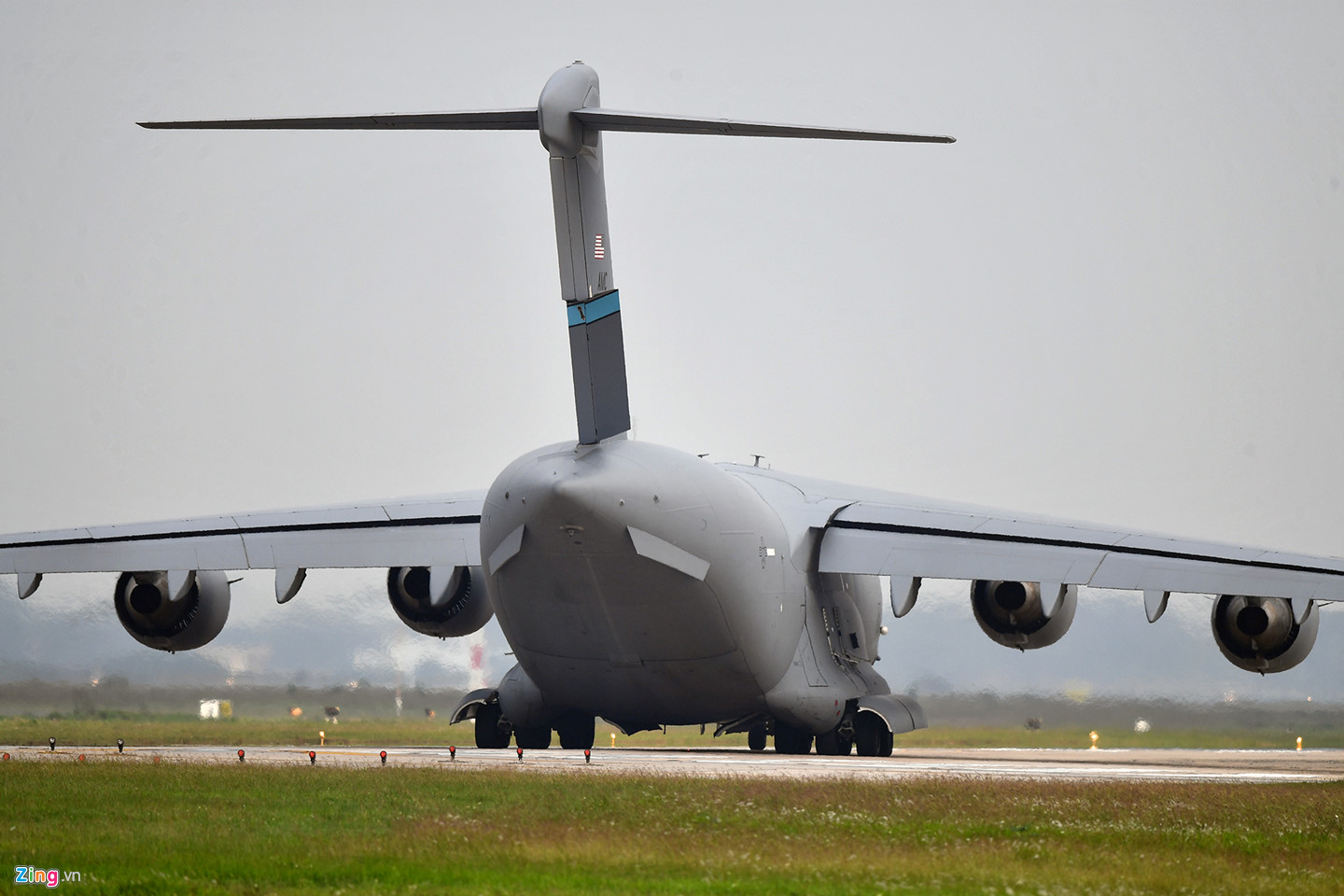 Ngựa thồ C-17 của Mỹ xếp hàng chờ cất cánh tại Nội Bài