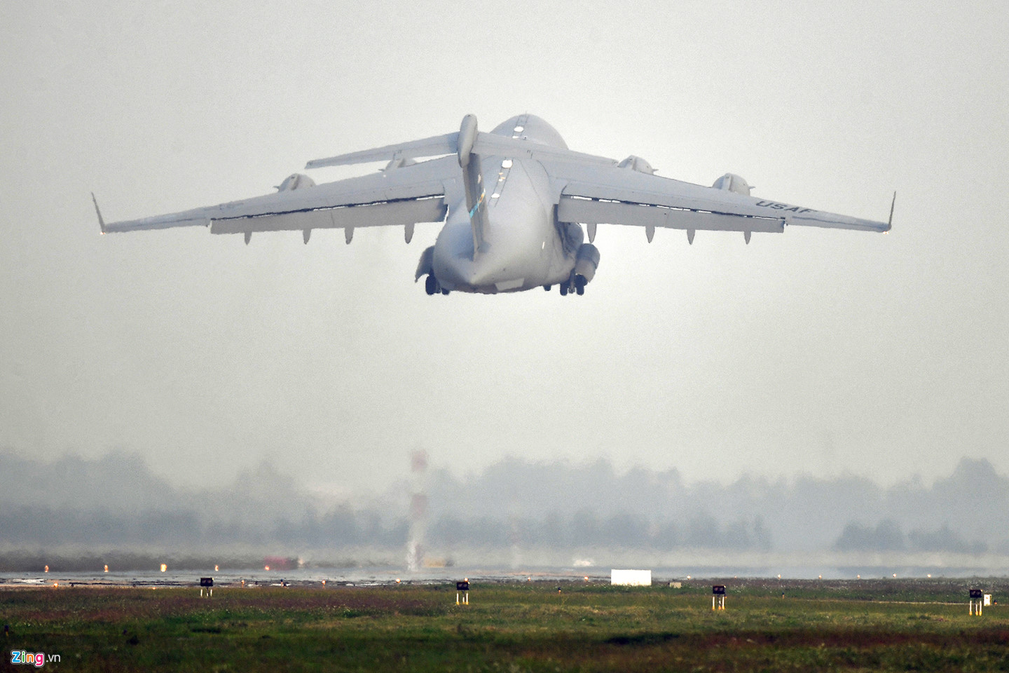 Ngựa thồ C-17 của Mỹ xếp hàng chờ cất cánh tại Nội Bài