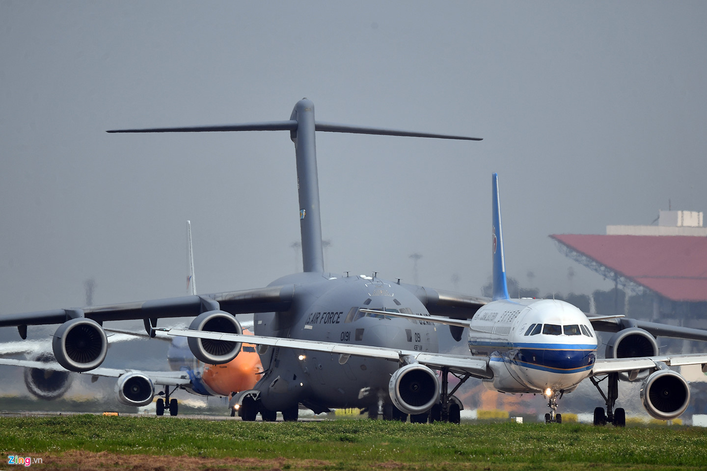 Ngựa thồ C-17 của Mỹ xếp hàng chờ cất cánh tại Nội Bài