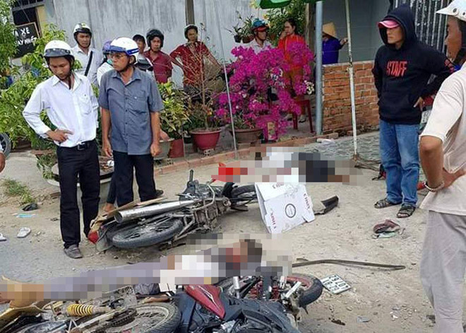 Ôtô lao vào đoàn xe máy đi lễ hội, 8 người thương vong