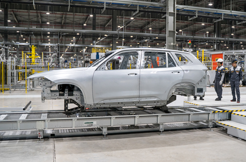 Ôtô đầu tiên của VinFast thành hình tại nhà máy