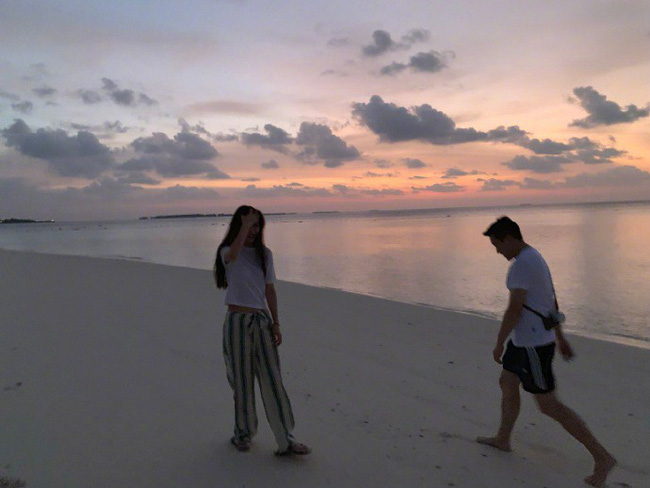 Hé lộ ảnh Angelababy dạo biển cùng người đàn ông lạ mặt, dấy lên tin đồn đã hoàn thành thủ tục ly hôn Huỳnh Hiểu Minh