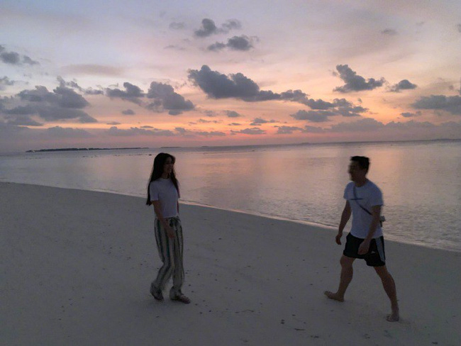 Hé lộ ảnh Angelababy dạo biển cùng người đàn ông lạ mặt, dấy lên tin đồn đã hoàn thành thủ tục ly hôn Huỳnh Hiểu Minh