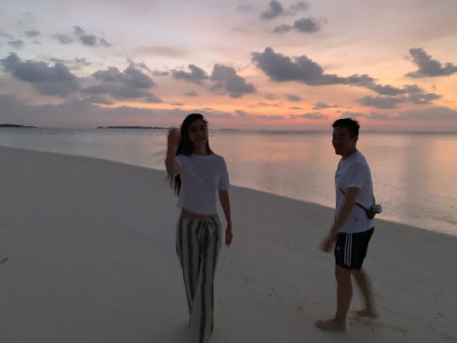 Hé lộ ảnh Angelababy dạo biển cùng người đàn ông lạ mặt, dấy lên tin đồn đã hoàn thành thủ tục ly hôn Huỳnh Hiểu Minh