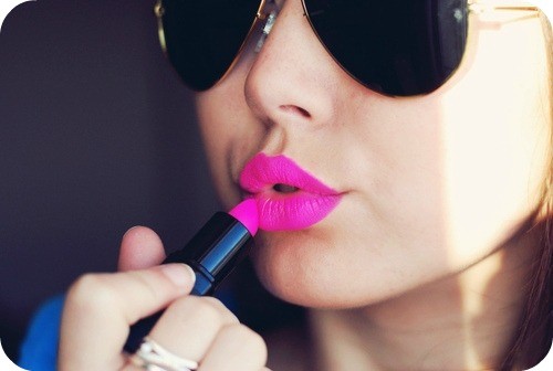 Bạn thân khác giới của người yêu tư vấn chọn màu son hồng cánh sen dù da đen khiến chính chủ khóc dở mếu dở