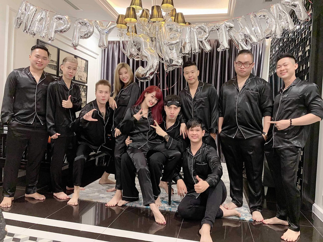 Only C được vợ bí mật tổ chức sinh nhật, hạnh phúc vì bạn thân từ Mỹ cũng lặn lội về dự